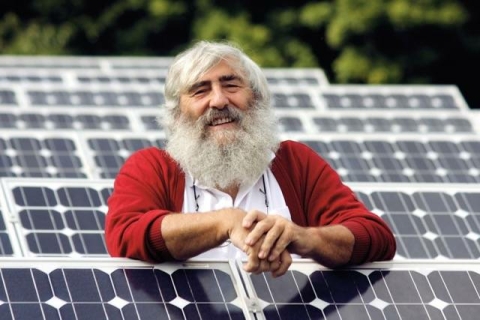 Dr. Michael Sladek mit Solarmodulen