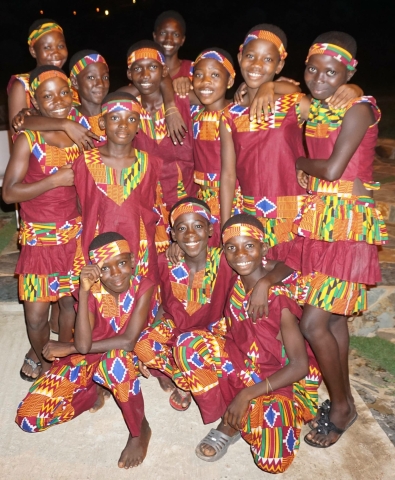 Fröhliche Kinder aus Ghana in traditionellem Gewand