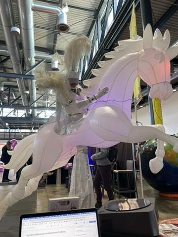 Walking Act: Weißes Pferd mit Reiter