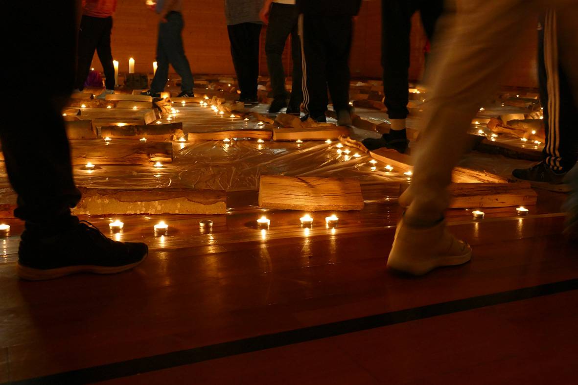 Labyrinth in der JVA aus Teelichtern und Holzscheiten