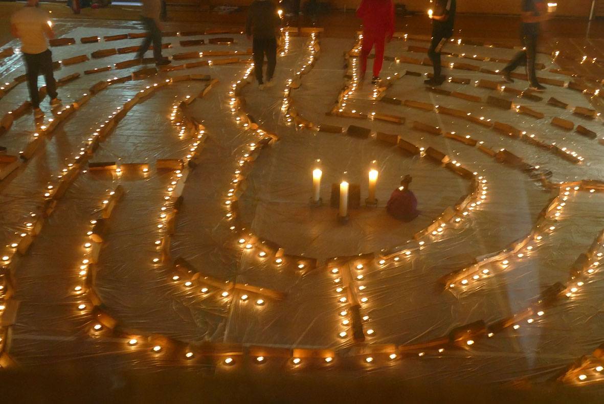 Labyrinth in der JVA aus Teelichtern und Holzscheiten