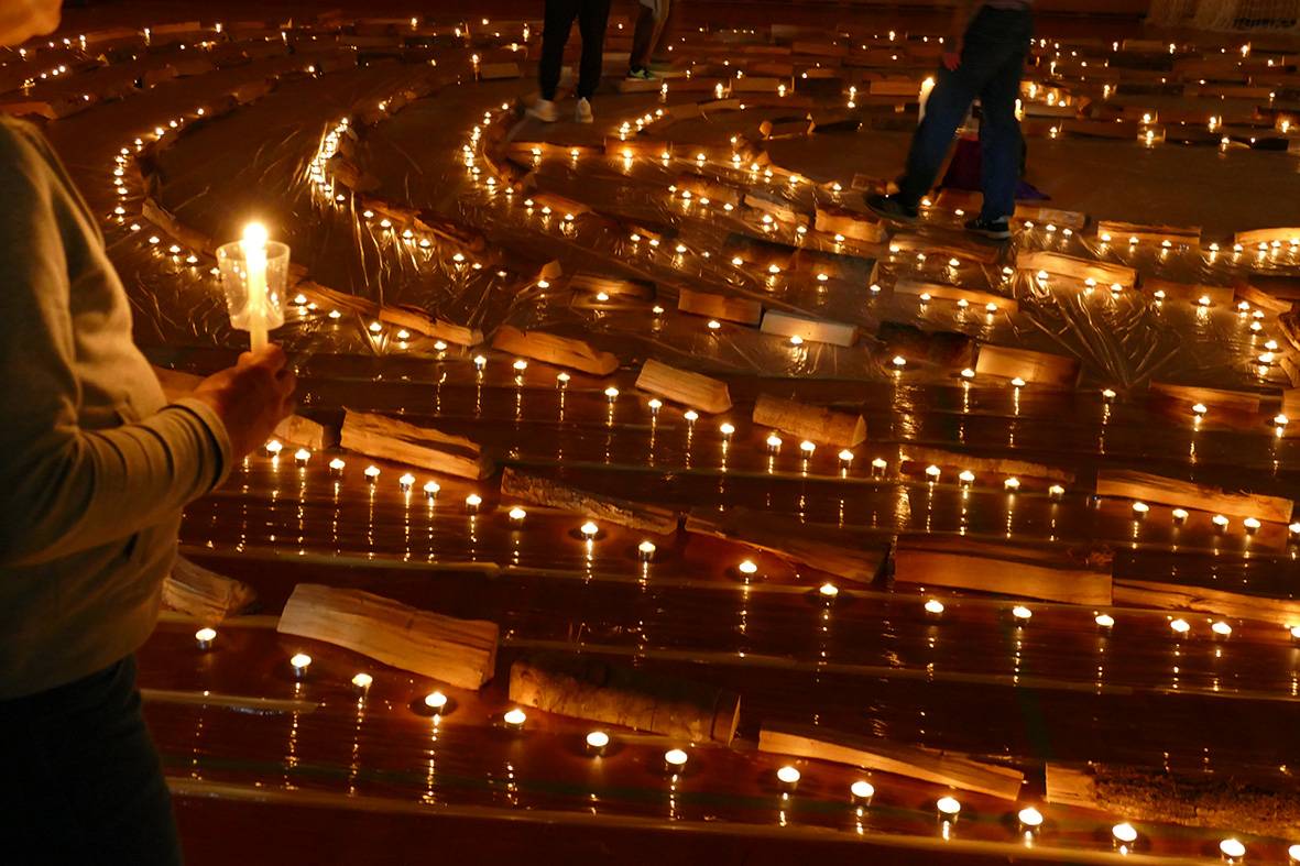 Labyrinth in der JVA aus Teelichtern und Holzscheiten