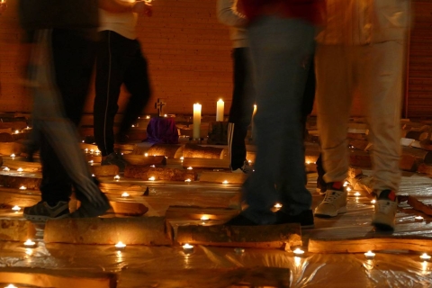 Labyrinth aus Teelichtern und Holzscheiten