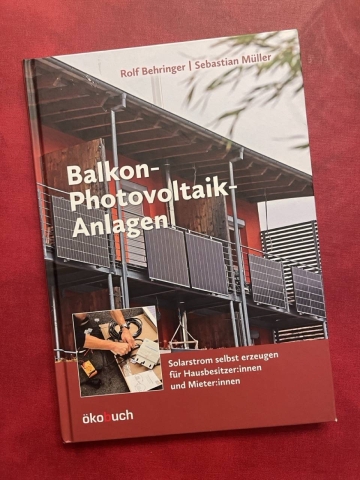 Cover des Buches: "Balkon-Photovoltaik-Anlagen" mit Bild von Balkonsolarmodul am Balkongeländer