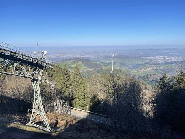 Blilck auf die Schauinslandbahn und Freiburg