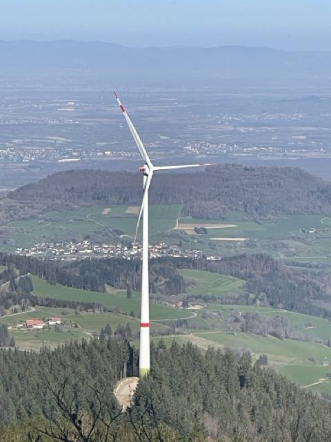 zwei Liegestühle mit schöner Aussicht vom Schauinsland auf Freiburg