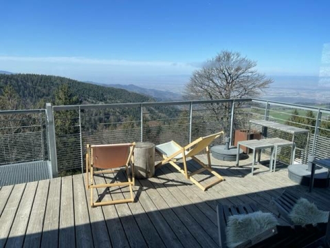zwei Liegestühle mit schöner Aussicht vom Schauinsland auf Freiburg