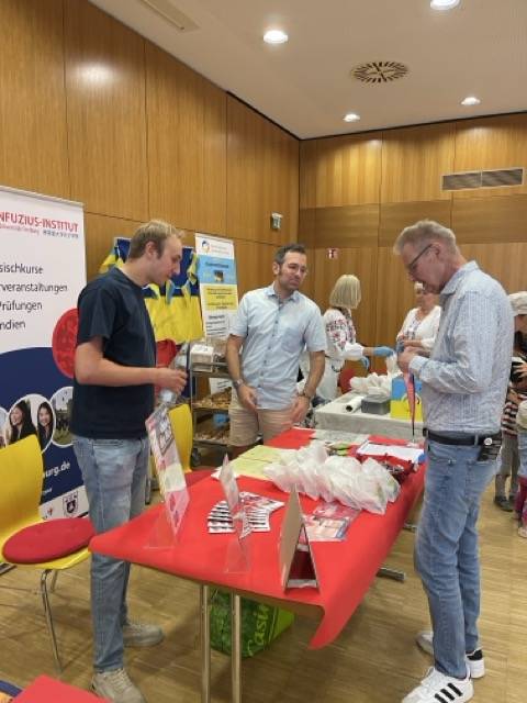 Konfuziusinstitut mit dem Bürgermeister