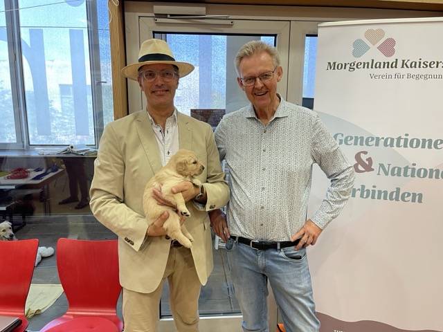 Andreas Andrick mit dem Bürgermeister und einem süßen Hundewelpen