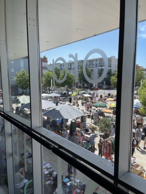 Blick vom Glashaus auf den Flohmarkt