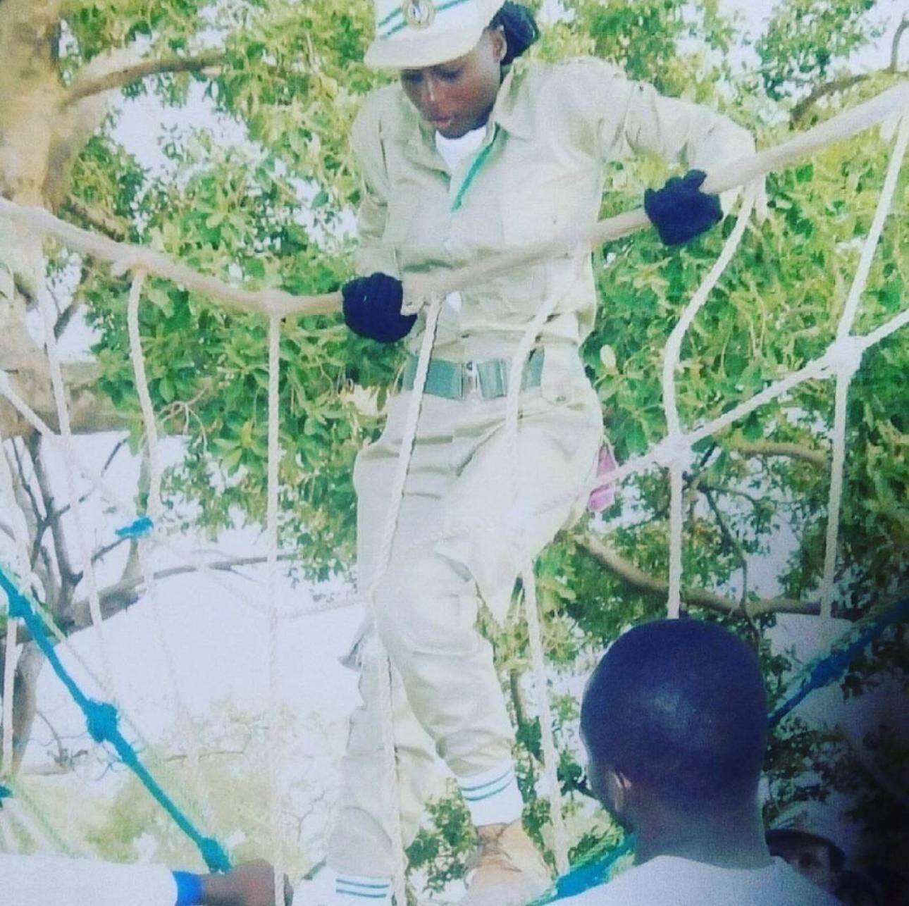 Blessing Durodola in Uniform auf einer Hängebrücke