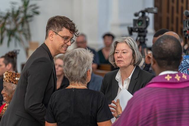 Rektorin Prof. Dr. Kerstin Krieglstein und Dr. Christoph Balzar, wissenschaftlicher Mitarbeiter für Provenienzforschung, nach dem ökumenischen Gottesdienst zur Aussegnung der Ahnen. Foto: Michael Spiegelhalter / Universität Freiburg