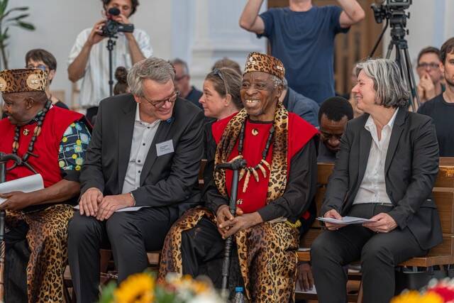 Rektorin Prof. Dr. Kerstin Krieglstein und Prof. Dr. Michael Schwarze, Prorektor für Studium und Lehre, im Gespräch mit seiner Majestät Effoudou III, Chef Supérieur des Maka-Bebend-Königreiches ersten Grades der Region Atok in Kamerun. Foto: Michael Spiegelhalter / Universität Freiburg