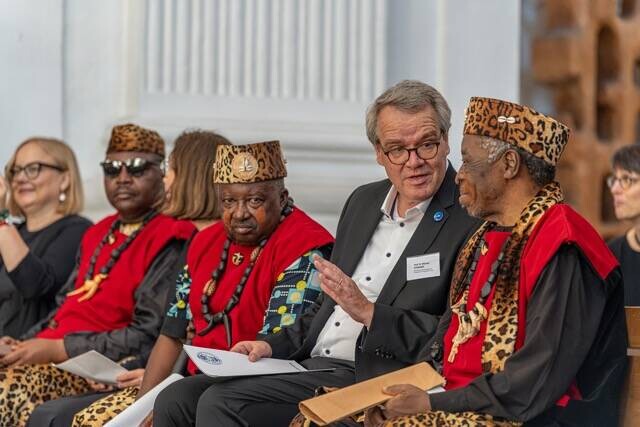 Seine Majestät Effoudou III, Chef Supérieur des Maka-Bebend-Königreiches ersten Grades der Region Atok in Kamerun, im Gespräch mit Prof. Dr. Michael Schwarze, Prorektor für Studium und Lehre der Universität Freiburg. Foto: Michael Spiegelhalter / Universität Freiburg