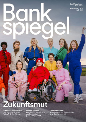 Viele verschiedene Menschen in bunter Kleidung