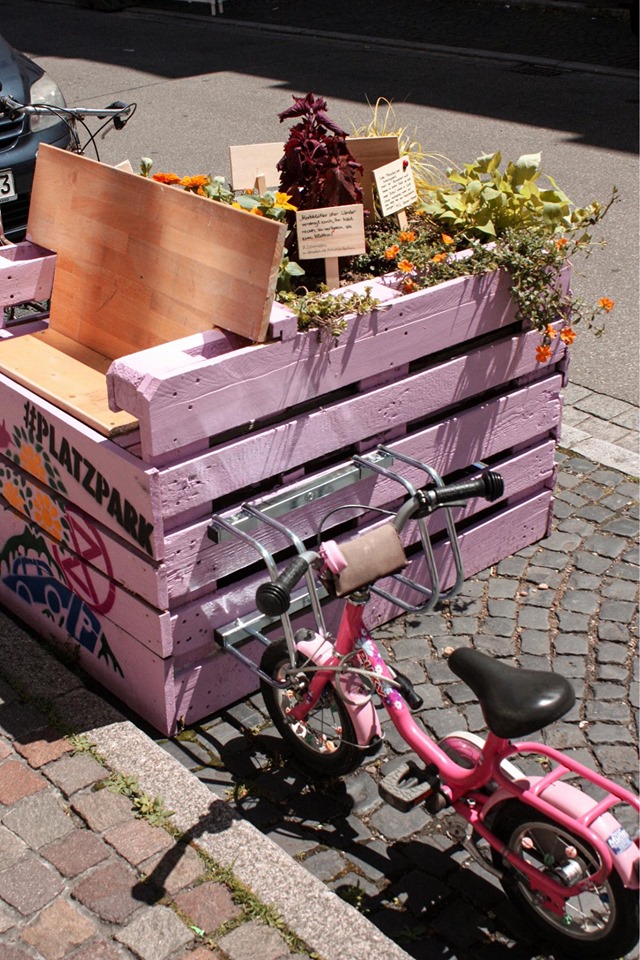 extinction rebellion rosa Hochbeet rosa Fahrradständer