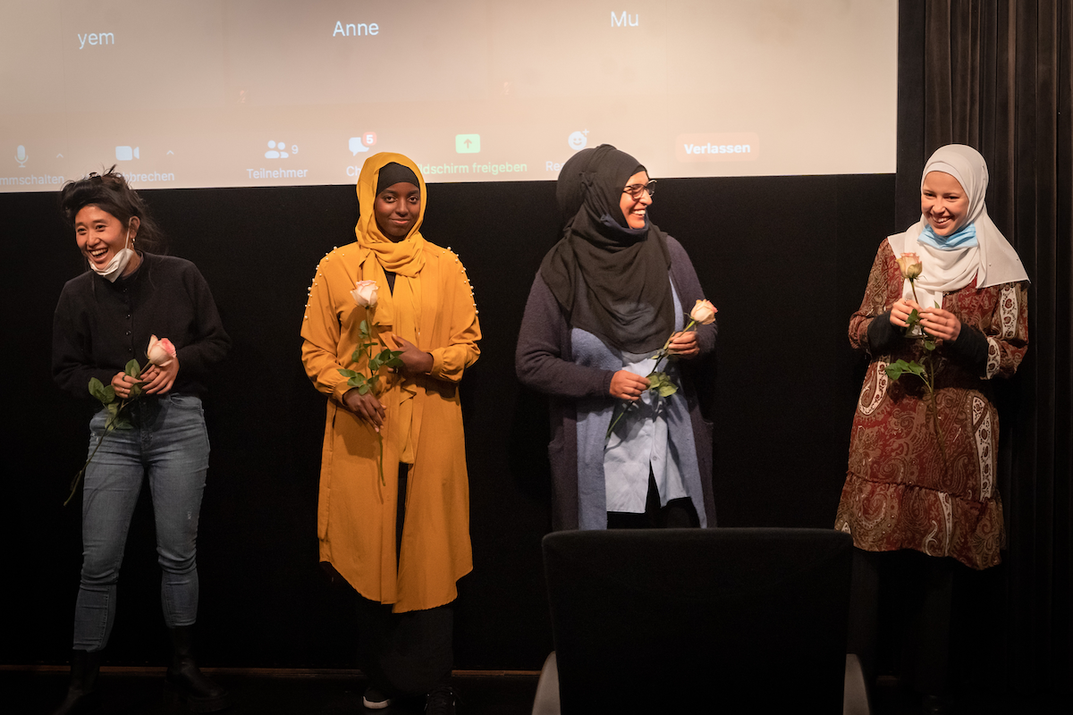 Freiburgerinnen mit Hintergrund FAIRburg Kopie