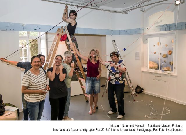 internationale frauen kunstgrupp Rot 2018 Foto kwasibanane