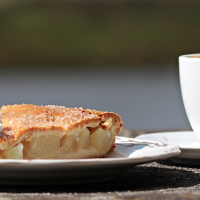 Kuchen essen und Strom erzeugen: ein Solartisch-Workshop