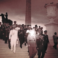 Bajo las Banderas, el Sol (Unter den Fahnen, die Sonne)