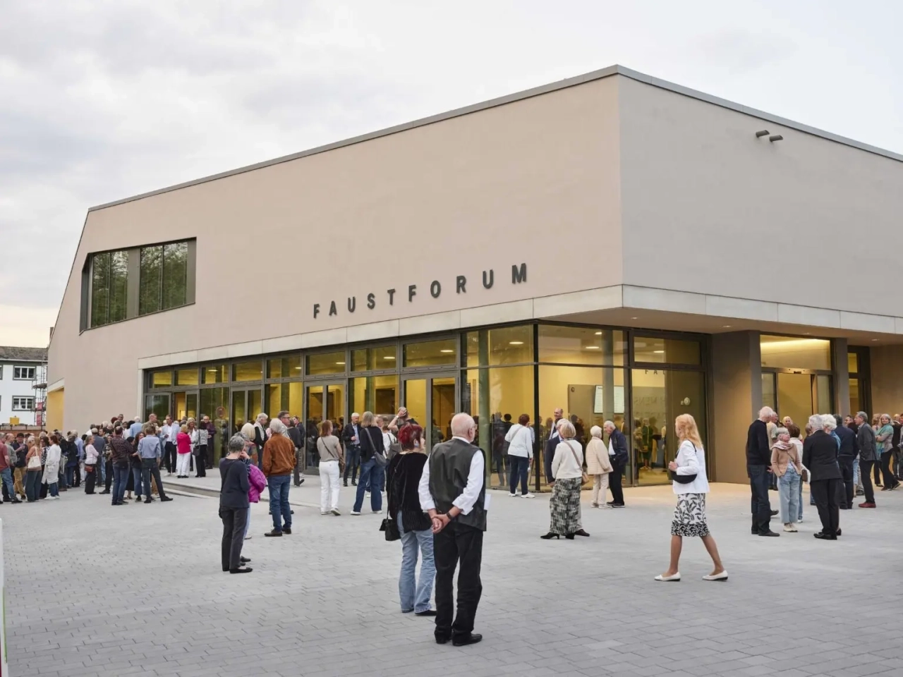 FAUSTFORUM_Haus-mit-Menschen-2_3512-1536x1152