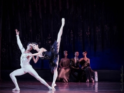 csm_WEB_05_Kiew-Grand-Ballett_Schwanensee_Foto_-_Ksenia_Orlova_8ebbc3bc70