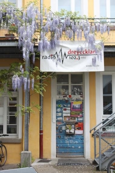 RDL-Eingang-im-Blauregen_0